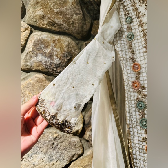 Pakistani Custom-Made Ivory & Gold Embroidered 2-Piece Suit – Size S - Picture 8 of 12